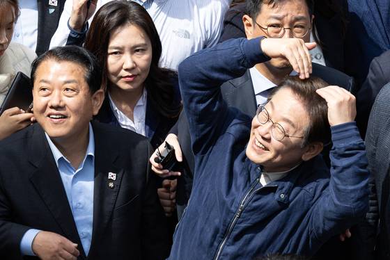 이재명 더불어민주당 대통령 후보가 2일 오후 강원 화천군 화천공영버스터미널 인근에서 지지자들을 향해 하트를 그려보이고 있다. 뉴스1