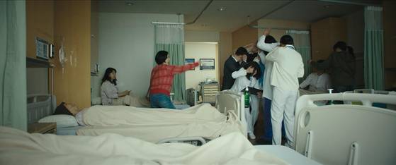 수미는 여러 병원을 전전하며 입원과 퇴원을 반복해왔다. 이번에도 중간 정산을 피하기 위해 말도 안되는 이유를 대며 의료진을 협박, 엄마를 병원에서 빼낸다. 이정현은 이러한 수미의 설정을 위해 "병원들에 사전조사를 다녔다"고 밝혔다. 사진 전주국제영화제