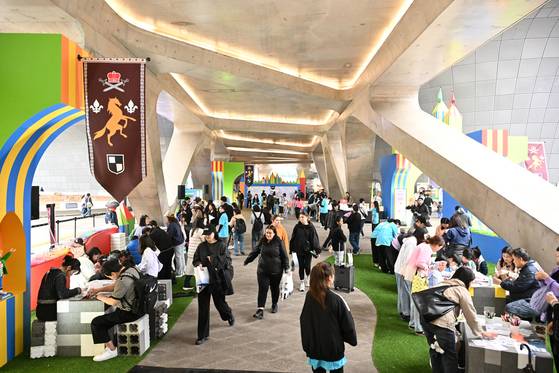 벽과 바닥에 그림을 그리며 가족이 함께 추억을 쌓고 있는 DDP 봄축제 메인 행사 모습. [사진 서울디자인재단]