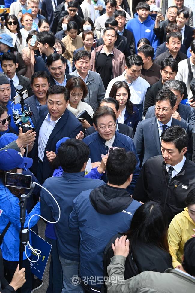 ▲ 이재명 더불어민주당 대선 후보가 2일 강원 화천시장을 찾아 ‘골목골목 경청투어’ 일정에 나선 가운데 지역 주민과 지지자들이 몰려 있다. 서영 기자