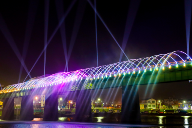 ▲ 강릉의 밤을 화려하게 수놓는 월화교 분수쇼가 2일부터 운영을 재개했다. 강릉시 제공