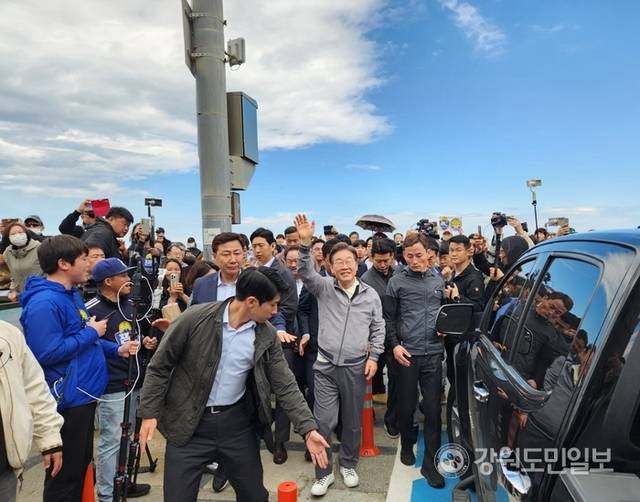 ▲ 더불어민주당 이재명 후보가 3일 강릉 안목커피거리를 찾아 지지자들에게 손인사를 하고 있다. 이연제