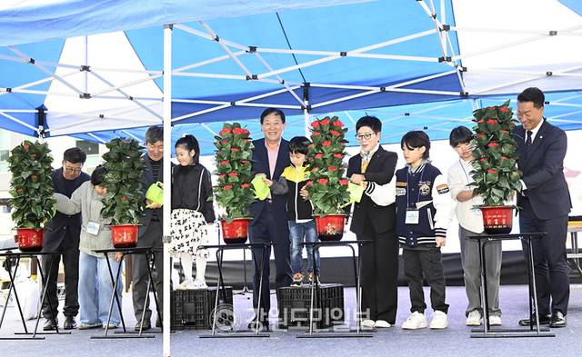 ▲ ‘제2회 평창 어린이 행복 페스티벌’이 2일 오전 서울대 평창캠퍼스 중앙광장에서 심재국 군수, 남진삼 군의장과 군의원, 김금숙 교육장, 김근태 소방서장과 지역의 각급 기관 단체장, 군내 어린이와 가족 등 500여명이 참가한 가운데 열렸다. 신현태