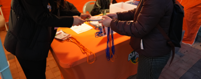 ▲ 김병지 대표이사의 사퇴를 촉구하는 현수막이 걸리자 강원FC는 이날 오후 경기를 관람하려던 육동한 춘천시장을 비롯한 시청 직원들의 경기장 출입비표의 반납을 요구, 시청 직원이 비표를 반납하고 있다.