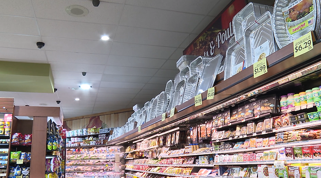 판매대 상단에 중국에서 들여온 음식 용기들이 진열돼 있다. 관세 부과 이후에 10~15%가량 가격이 올랐다는 게 슈퍼마켓의 설명이다.