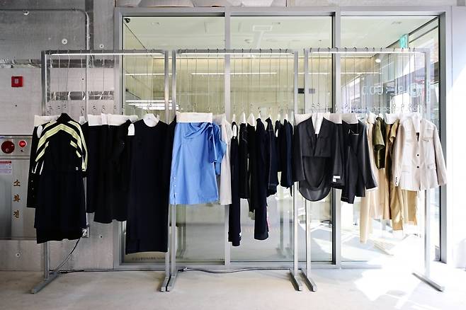 래코드 청담 플래그십 스토어에 래코드의 S/S 시즌 신상품이 걸려 있다. 전경. 사진=이승재 기자