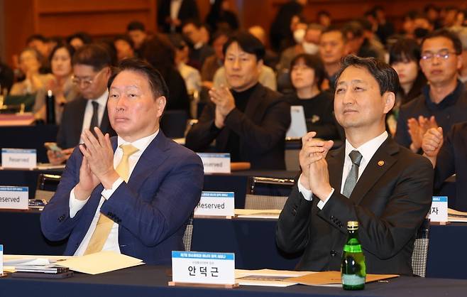 제7회 탄소중립과 에너지 정책 세미나에서 최태원 회장(왼쪽)이 안덕근 산업통상자원부 장관과 나란히 앉아 있다. 사진=대한상의 제공