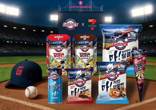 롯데 자이언츠 관련 띠부씰이 동봉된 PB 제품. / 사진=롯데 자이언츠 제공