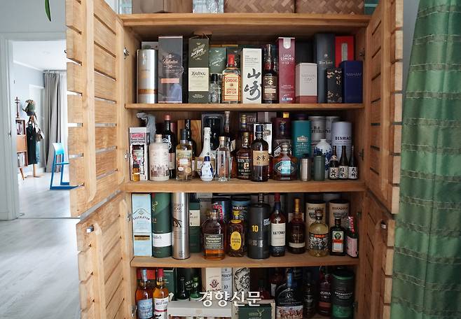 위스키는 햇빛이 들지 않은 곳에 보관하는 것이 원칙이라 당장 마시지 않는 제품은 상자에 담아 문이 있는 장에 따로 둔다.