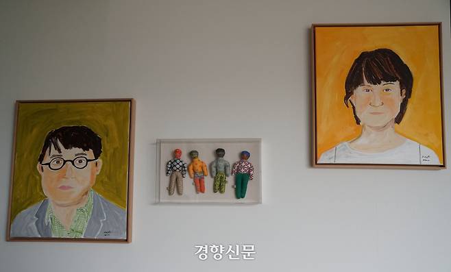 박 대표의 아내는 ‘연희동 요리 선생님’으로 잘 알려진 나카가와 히데코다. 부부의 초상이 거실 벽에 걸려있다.