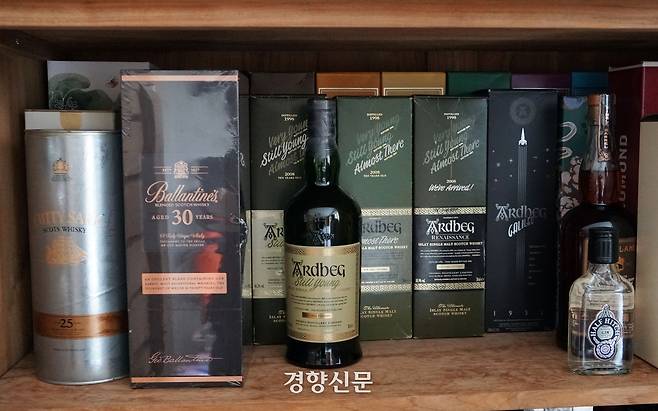 주인장의 ‘편애’를 받고 있는 것이 확실한 아드벡 시리즈. 왼쪽의 발렌타인 30년산은 선물 받은 것이라 했다.