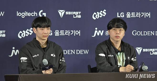 배성웅 감독과 ‘루시드’ 최용혁이 3일 오후 3시 수원컨벤션센터에서 열린 ‘2025 LCK’ 정규시즌 2라운드 젠지와 원정경기가 끝난 뒤 기자회견에 임하고 있다.