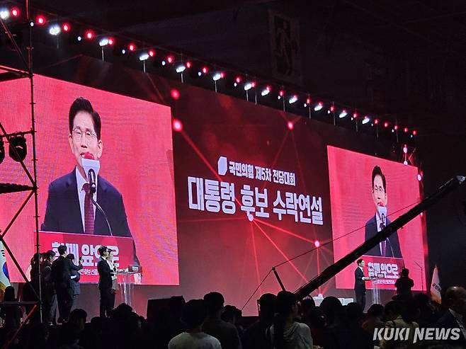 국민의힘 차기 대권 주자로 선출된 김문수 후보가 3일 경기 고양시 킨텍스에서 수락 연설을 하고 있다. 윤상호 기자
