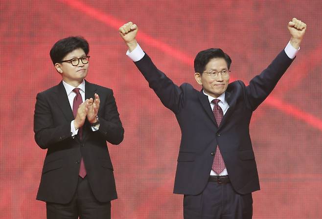 국민의힘 대선 후보로 선출된 김문수 후보(오른쪽)가 3일 경기 고양시 킨텍스에서 열린 국민의힘 전당대회에서 인사하고 있다. 연합뉴스&nbsp;