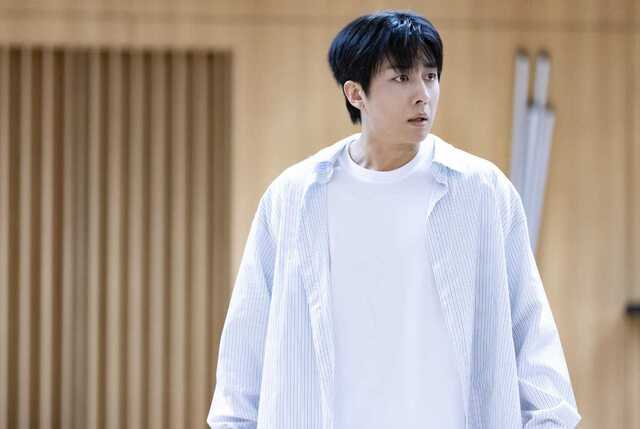 배우 유승호와 손호준(위)이 지난달 30일 서울 충무아트센터에서 진행된 연극 ‘킬링 시저’ 리허설 공개 행사에서 연기를 선보이고 있다. 1년도 안 돼 연극무대로 돌아온 두 사람은 연극을 준비하는 과정에서 따뜻한 동료애와 우정도 경험했다.   토브씨어터컴퍼니 제공