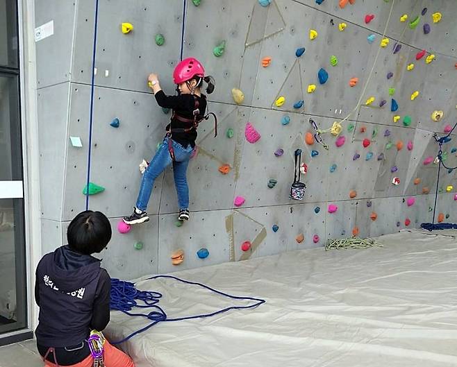 제주산악박물관에서 어린이날을 맞아 아이들을 위한 인공 암벽 타기 프로그램을 진행한다. 제주도 제공