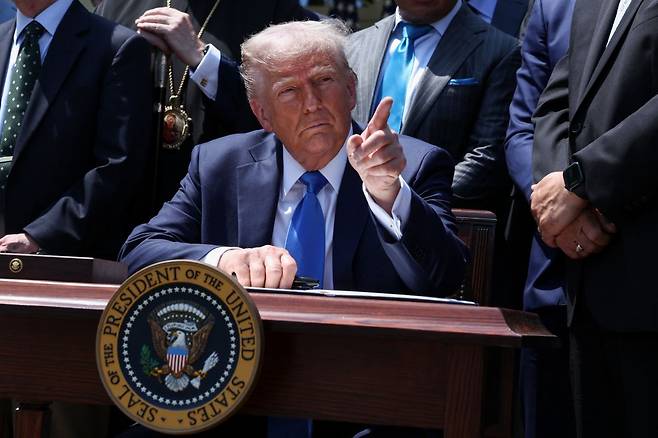 도널드 트럼프 미국 대통령이 지난 1일(현지시간) 백악관 로즈가든에서 열린 한 행사에서 손짓을 하고 있다. 연합뉴스