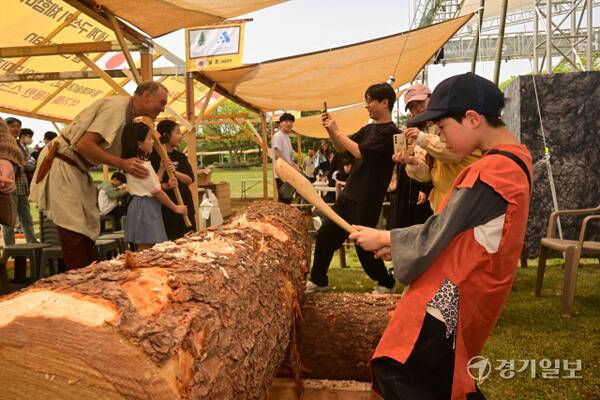 2025 연천 구석기 축제의 ‘세계 구석기 체험마당’에서 어린 참가자들이 손도끼를 들고 목공체험을 하며 추억을 남기고 있다. 조주현 기자