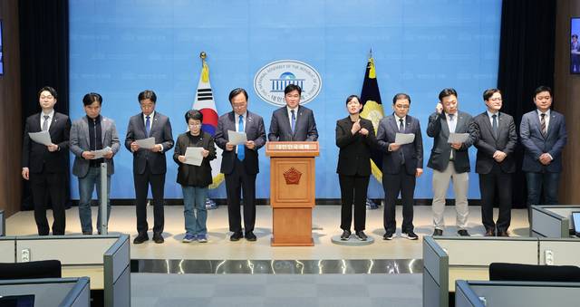 지난 4월 9일 국회 소통관에서 한덕수 대통령 권한대행 국무총리를 향해 이완규·함상훈 헌법재판관 후보자 지명 철회를 촉구하는 기자회견을 갖고 있는 민주당 초선모임 '더민초' 소속 의원들. 연합뉴스