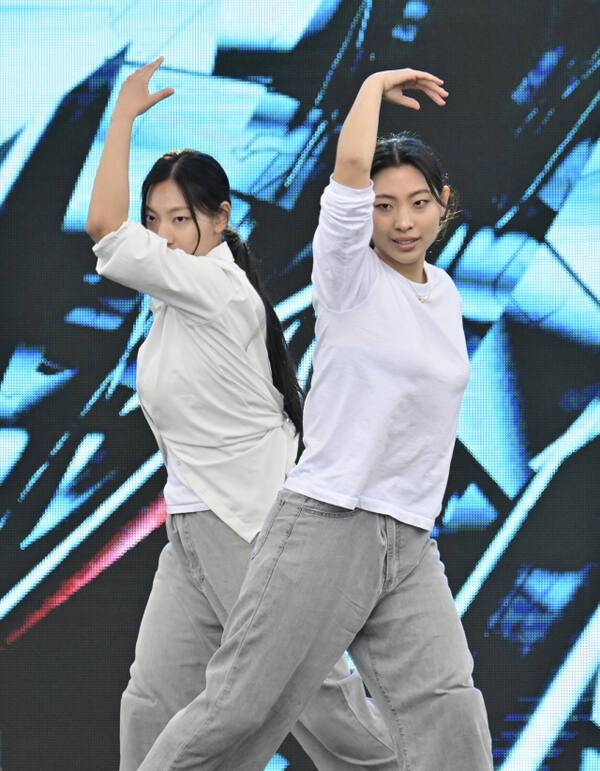 ‘제32회 연천 구석기축제’에서 진행된 연천군 전국 청소년 댄스경연 ‘Yes, 연천! 댄스 페스티벌’에서 대상을 수상한 쌍둥이팀이 본선에서 경연을 펼치고 있다. 조주현기자