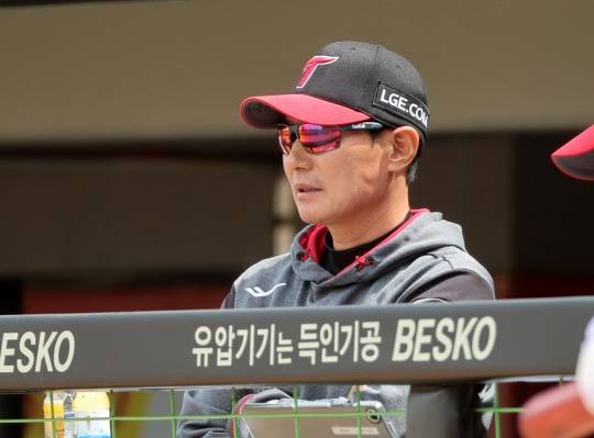 경기 지켜보는 염경엽 감독. 사진[연합뉴스]