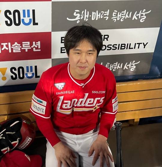 경기 후 한결 편안해진 표정으로 인터뷰하는 SSG 최정. 사진[연합뉴스]