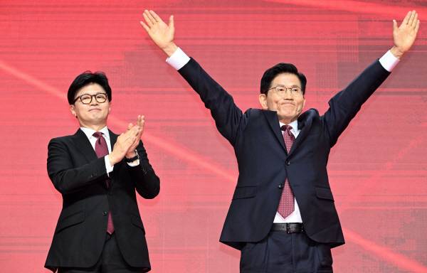 ▲3일 국민의힘 대통령 후보로 김문수 후보가 선출되자 한동훈 후보가 박수치는 모습. ⓒ연합뉴스