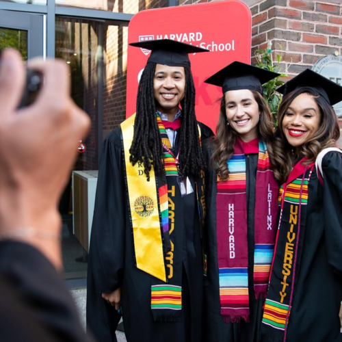 미국 하버드 대학교의 공공정책 전문대학원인 케네디 공공정책대학원의 졸업생들. 졸업생마다 화려한 스톨을 걸치고 있다. 학풍에 따라 다르지만 학사모나 스톨을 학과별로 다르게 만들거나, 개인 취향껏 꾸미는 경우도 있다. [사진 출처=하버드 케네디 스쿨 인스타그램, Kayana Szymczak and Lydia Rosenberg]