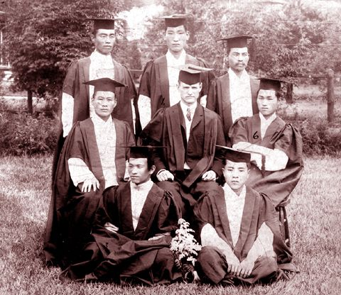 1908년 세브란스병원(제중원)의학교를 1회로 졸업한 최초의 면허 의사 7인. 제일 뒷줄 왼쪽부터 시계 방향으로 김필순, 홍석후, 신창희, 박서양, 홍종은, 김희영, 주현칙씨. 가운데는 당시 외과 교수였던 허스트 박사. 시선 방향이 너무 제각각이라 마음이 불편하다. [사진 출처=연세대]