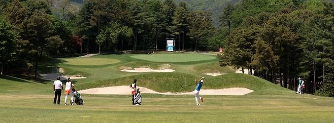 GS칼텍스 매경오픈이 열리는 남서울CC 16번홀 전경. 페어웨이 중간 300야드 지점에 있는 벙커에 볼이 빠지면 보기 이상의 스코어를 각오해야 한다. 매경DB