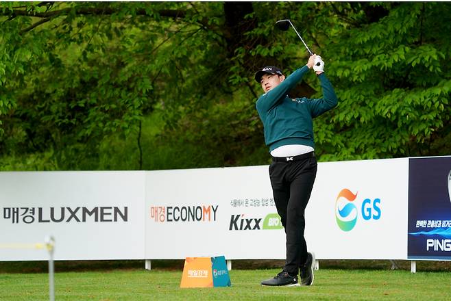 2012년과 2022년 GS칼텍스 매경오픈에서 2승을 기록중인 김비오가 힘차게 티샷을 하고 있다. 대회조직위