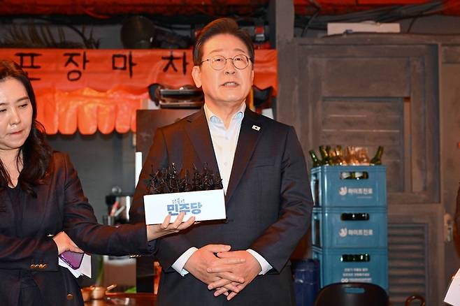 이재명 더불어민주당 대선 후보가 지난 1일 서울 종로구의 한 포차 식당에서 ‘당신의 하루를 만드는, 보이지 않는 영웅들’이란 주제로 배달 라이더, 택배 기사 등 플랫폼 노동자들과 간담회를 마친 뒤 대법원 판결에 대한 입장을 밝히고 있다. [연합뉴스]