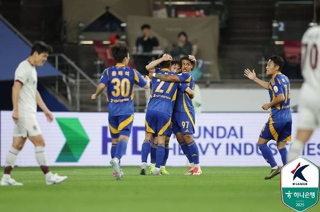 이청용의 득점을 축하해 주고 있는 울산 HD 선수들. 사진=한국프로축구연맹