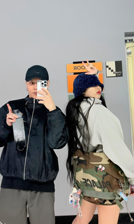 팔라스 로고가 선명한 패션 아이템들과 가득 달린 키링은 현아 특유의 키치 스타일을 한껏 보여줬다.사진=현아 SNS