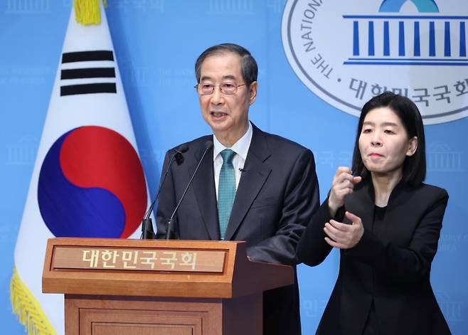 [서울=뉴시스] 고승민 기자 = 한덕수 전 국무총리가 2일 서울 여의도 국회 소통관에서 대선 출마 기자회견을 하고 있다. 2025.05.02. kkssmm99@newsis.com /사진=고승민