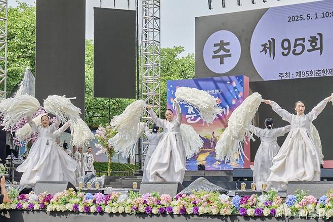[남원=뉴시스] 김종효 기자 = 1일 ‘제95회 남원 춘향제’ 개막 2일째 축제 메인무대에서 열린 ‘춘향제향’ 시립국악단원들이 춘향의 넋을 기리는 살풀이춤을 추고 있다. (사진 = 남원시 제공) 2025.05.01. photo@newsis.com   *재판매 및 DB 금지 /사진=김종효