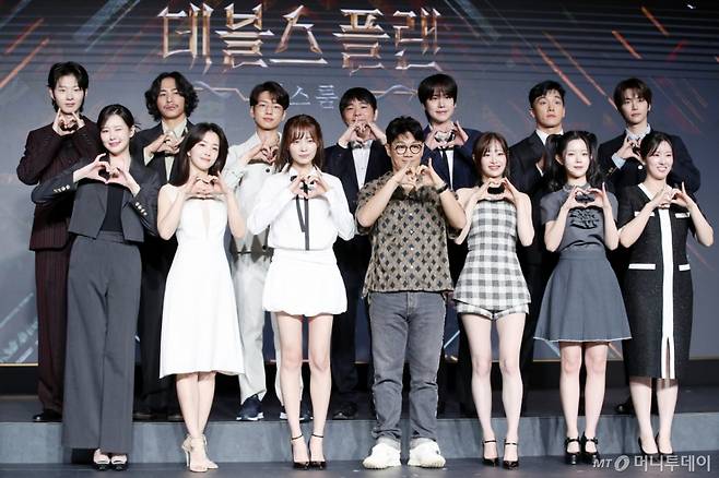 모델 최현준, 보드게임 유튜버 티노, 박상연, 이세돌 전 프로바둑기사, 가수 규현, 세븐하이, 정현규, 손은유, 김하린, 츄, 정종연 PD, 윤소희, 강지영, 이승현(뒷줄 왼쪽부터 시계방향)이 29일 오전 서울 마포구 호텔나루에서 열린 넷플릭스 '데블스 플랜: 데스룸' 제작발표회에 참석해 포즈를 취하고 있다. /사진=김휘선 hwijpg@