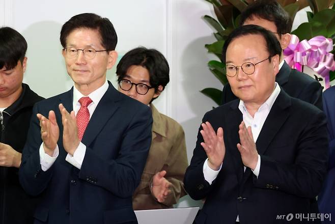 [서울=뉴시스] 제21대 대통령 선거 출마를 선언한 김문수(왼쪽) 전 고용노동부 장관이 15일 오전 서울 여의도 대하빌딩 경선 캠프에서 열린 청년·대학생들의 지지 선언 기자회견에서 대학생들의 발언을 들으며 박수치고 있다. 오른쪽은 김재원 전 국민의힘 최고위원. 2025.04.16