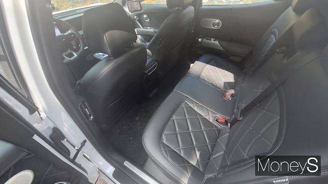 GV60 부분변경의 2열은 성인 남성이 앉기에는 다소 답답한 느낌이 든다. /사진=김창성 기자