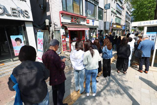 SK텔레콤이 유심 고객정보 해킹 사고로 관련 유심 무료 교체 서비스에 나선 지난달 28일 서울 시내 한 SKT T월드 매장 앞에 유심을 교체하려는 고객들이 영업 전부터 줄을 서 있다. SK텔레콤은 이날 오전 10시부터 전국 T월드 매장 2600여 곳에서 유심 무료 교체 서비스를 진행하고 있다.