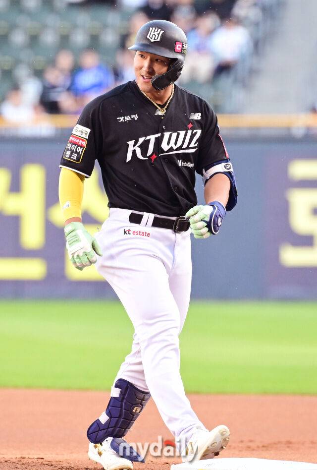 30일 오후 서울 잠실구장에서 진행된 '2025 신한 SOL뱅크 KBO 리그' KT-두산의 경기. kt 안현민이 1회초 무사 1,2루에서 안타를 때린 뒤 환호하고 있다./마이데일리