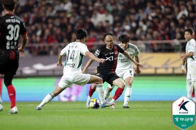 서울과 전북의 경기 모습/한국프로축구연맹