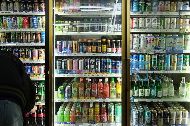 서울 시내 편의점에서 시민들이 식료품을 고르고 있다. [연합]