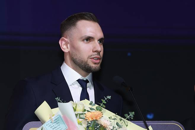 프로배구 도드람 2024-2025 V리그 시상식에서 남자부 베스트 7에 선정된 아포짓 KB손해보험 비예나가 소감을 밝히고 있다. [연합]