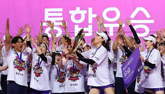 지난달 8일 인천 삼산월드체육관에서 열린 프로배구 V리그 여자부 챔피언결정전 흥국생명과 정관장의 5차전 경기. 세트스코어 3-2로 승리하며 우승을 차지한 흥국생명의 김연경과 선수들이 우승 트로피를 들며 환호하고 있다. [연합]