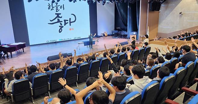 지난해 6월 베트남 호치민 한국국제학교 강당에서 한글 캘리그라퍼인 박병철 작가가 강연하고 있다. [(사)한글플래닛 제공]