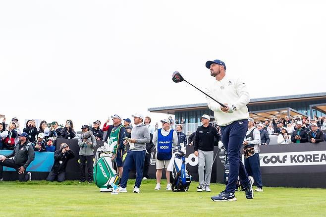 1번 홀에서 티샷을 날리고 있는 브라이슨 디섐보. [사진=LIV골프[