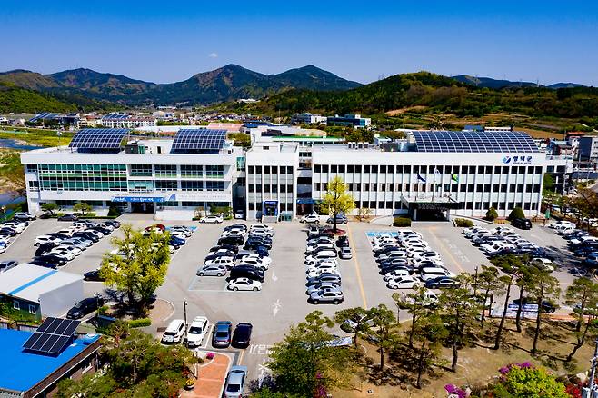 영덕군청사 전경.[영덕군 제공]