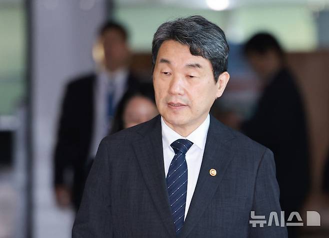 [서울=뉴시스] 고범준 기자 = 이주호 대통령 권한대행 부총리 겸 교육부 장관이 2일 서울 종로구 정부서울청사로 출근하고 있다. (대통령실통신사진기자단) 2025.05.02. bjko@newsis.com