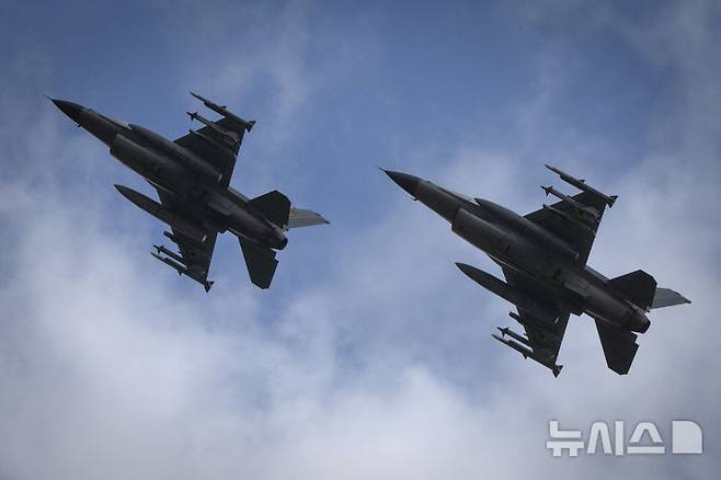 [우크라이나=AP/뉴시스]우크라이나에 대한 군사 지원 중단을 결정했던 도널드 트럼프 미국 행정부가 F-16 전투기를 운용하는 데 필요한 부품 등 판매를 승인했다. 사진은 우크라이나 공군이 운용하는 F-16 전투기 2대가 지난해 8월 4일 우크라이나 안 불명의 장소에서 비행하고 있는 모습. 2025.05.03.